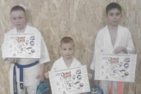 У нас продолжается вручение новогодних подарков.
